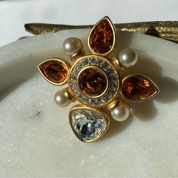 BEAUTIFUL SWAROVSKI gold tone crystal and faux Pearl regal brooch - Picture 2 of 7